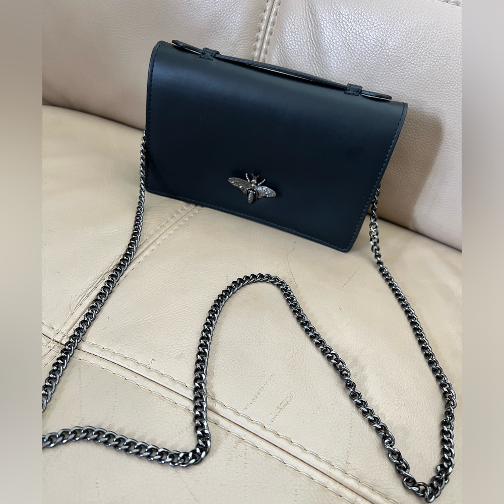 Vera pelle Italian leather crossbody bag with black hardware bee latch